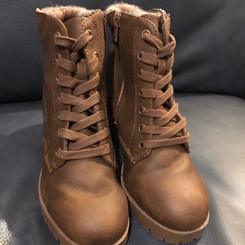 Brown boots w/ heel